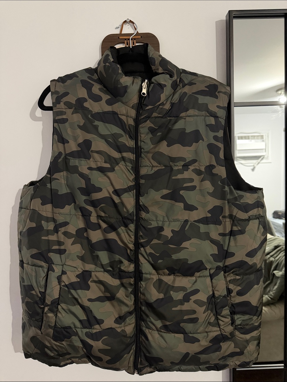 Men's Camouflage Puffer Vest - Green Camo